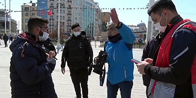 SON DAKİKA Taksim Meydan'da seyyar satıcılar gazeteciyi darp etti